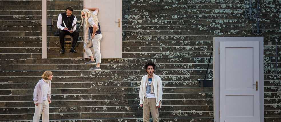 Auf den Stufen der Michaelskirche finden jährlich von Juni bis August die Freilichtspiele Schwäbisch Hall statt. Das Schauspiel „Brenz 1548“ von Andreas Gäßler wurde hier 2017 uraufgeführt. 