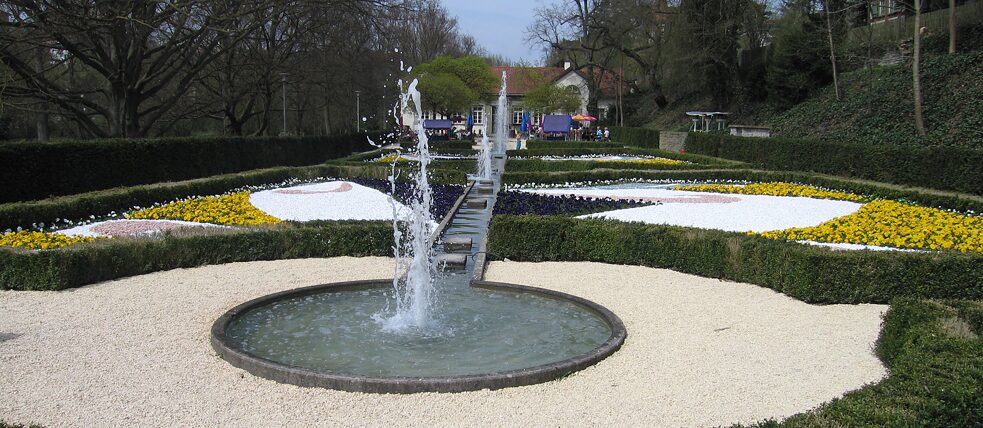 Ein „Acker“ mit ziemlich viel Stil: Springbrunnen und Wasserachse im Haller Stadtpark.