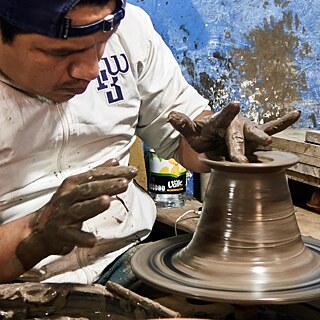 O artesanato em cerâmica de Puebla e Tlaxcala (México), bem como de Talavera de la Reina e El Puente del Arzobispo (Espanha) integra o Patrimônio Cultural Imaterial da Unesco desde 2019. Na justificativa, consta: “O processo de produção artesanal de peças de cerâmica nas quatro comunidades praticamente não foi alterado desde o século 16. Fazem parte do conhecimento e da habilidade a produção da argila e a confecção de peças de cerâmica, bem como a decoração e outros processos de arte final. Cada oficina cultiva sua própria identidade, que se manifesta nos detalhes das formas, decorações, cores e esmaltes dos produtos. Além disso, a produção de cerâmicas é um símbolo fundamental de identidade nos dois países.”