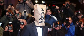 美國演員希安·拉博夫（Shia LaBeouf）頭戴棕色紙袋走過紅毯