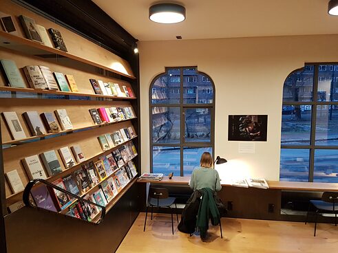 Eine Frau liest im neuen Lese- und Begegnungsraum des Goethe-Instituts in Oslo.