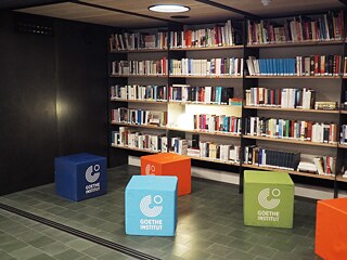 Bücherregal und bunte Sitzwürfel im neuen Lese- und Begegnungsraum des Goethe-Instituts in Oslo.