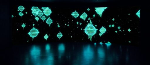 Susanne M. Winterling, ''planetary opera in three acts, divided by the currents'', 2018, 12-channel sound installation, Foto: Michael Yu. Susanne M. Winterling, ''planetary loop of gravitation'', 2018, Computer generated imagery mapped projection for curved screen 4K, 9 min, Foto: Michael Yu.