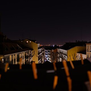 Nachts über den Dächern Lavapiés (Madrid, Spanien)
