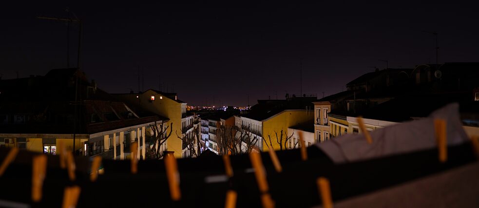 Nachts über den Dächern Lavapiés (Madrid, Spanien)