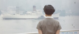 Nainen katsoo ohi kulkevaa laivaa