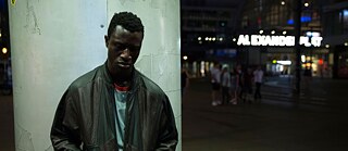 Zdjęcie (fragment): Welket Bungué w filmie „Berlin Alexanderplatz” w reżyserii Burhana Qurbani 