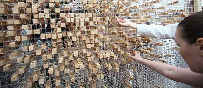 Zurück bleibt nur noch das durchsichtige Plexiglasgitter, in dem sich anfangs die Zitate befanden: Die Wand ist verschwunden.