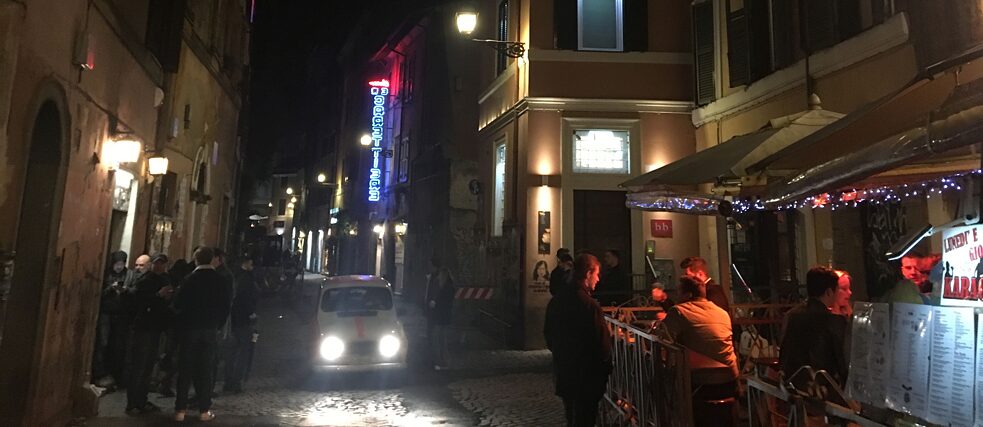 Eine typische Gasse im römischen Ausgehviertel Trastevere, wie man sie sonst nur in Filmen sieht. Auch im Winter trinkt man hier gerne ein Gläschen unter freiem Himmel.