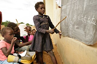 Kinder im Ort Katchiungo (Provinz Huambo) werden auf Grund der geringen Kapazität im Schulgebäude außerhalb unterrichtet.