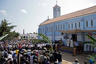 Sonntagsgottesdienst einer katholischen Gemeinde der Provinzhauptstadt Kuito, knapp eine Flugstunde von Luanda entfernt