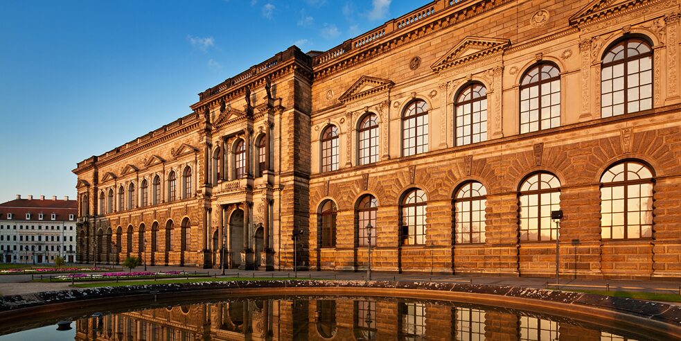 La galerie Semper du Zwinger de Dresde fut spécifiquement construite, au milieu du 19è siècle pour accueillir les chefs-d’œuvre artistiques de la ville.