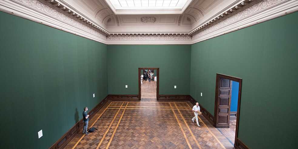 The building’s east and west wings have been renovated and outfitted with modern technology. Now along with the Old Masters Picture Gallery, the antique sculpture collection has moved back into the Semper Wing. 