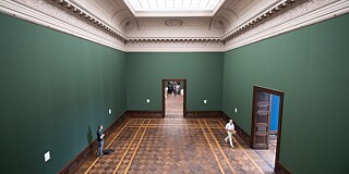 The building’s east and west wings have been renovated and outfitted with modern technology. Now along with the Old Masters Picture Gallery, the antique sculpture collection has moved back into the Semper Wing. 