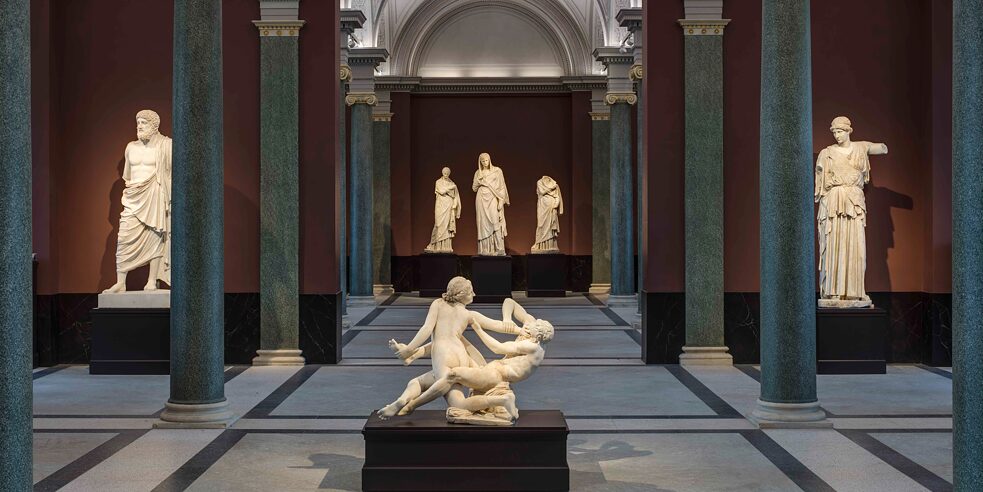 The antique sculptures glow in a new light – in the exact space architect Gottfried Semper designed for them in the gallery on the first floor. 