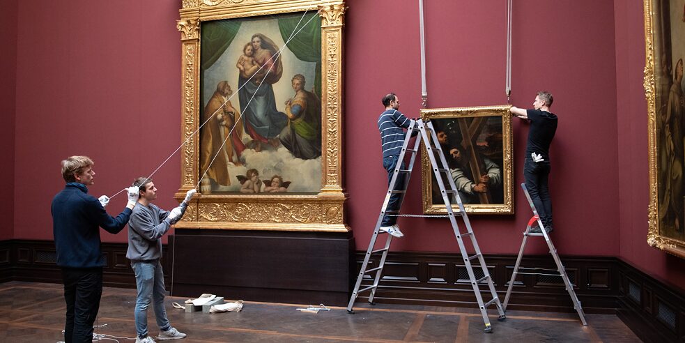 Exactement au-dessus d’elles, au premier étage, est présentée la Madone Sixtine de Raphaël. À côté d’elle se trouve le tableau Le Portement de la Croix.
