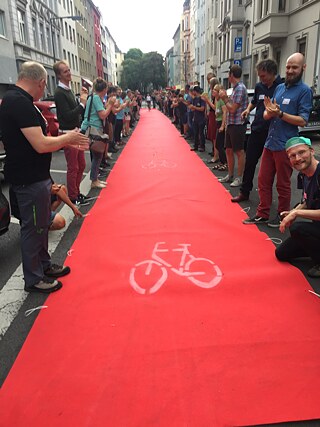 Der LAUF-RADWEG, erfunden von Norbert Krause, ist ein mobiler Fahrradweg von 50m Länge, um Lücken im Netz zu schliessen.