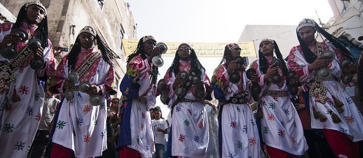 O Festival de Música do Mundo de Gnaoua em Essaouira, no Marrocos, no dia 13 de junho de 2014: Gnawa foi adicionada em 2019 à lista de patrimônio imaterial da Unesco. Trata-se de uma tradição musical da Irmandade Sufi de Gnaoua que existe desde os tempos do tráfico de escravos, composta por vários elementos seculares e religiosos: eventos musicais, performances, práticas da Irmandade Sufi e rituais de cura.
