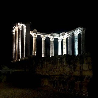 Les promenades nocturnes dans la ville réservent toujours des surprises.  Vous découvrirez de nouveaux chemins et verrez les monuments sous un tout autre jour. Cela est particulièrement vrai pour les ruines magnifiquement éclairées du temple de Diane dans la vieille ville historique d'Évora, dans l'Alentejo. Ce monument du premier siècle après J.-C. est inscrit au patrimoine mondial de l'UNESCO et constitue un magnifique témoignage de la présence des Romains sur le sol portugais.