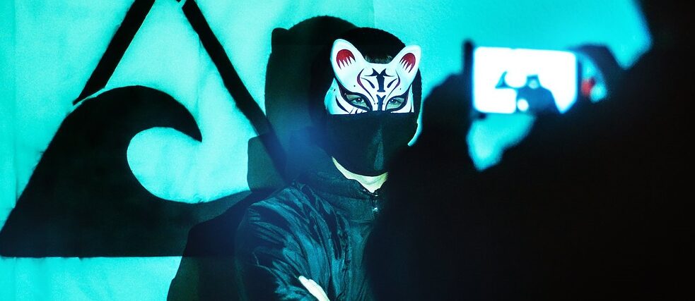 Still frame from the Netflix Germany original series "We are the wave": Tristan ( Ludwig Simon) masked.