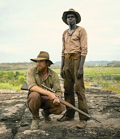 Simon Baker und Jacob Junior Nayinggulin im australischen Film 'High Ground'
