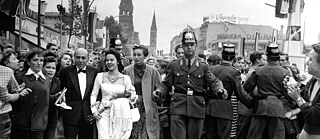 Киноактриса Магда Камель на Курфюрстендамм на берлинском кинофестивале 1951.