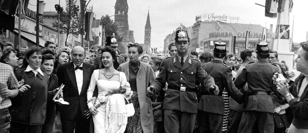 Filmschauspielerin Magda Kamel auf dem Kurfürstendamm während der Berliner Filmfestspiele 1951.