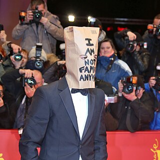 US-Schauspieler und Komiker Shia LaBeouf zeigt sich mit Papiertüte bei der Berlinale.