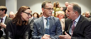 Klaus-Dieter Lehmann im Gespräch mit Staatsministerin Michelle Müntefering und Bundesaußenminister Heiko Maas. 