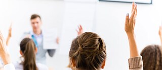 Studentin, die sich meldet