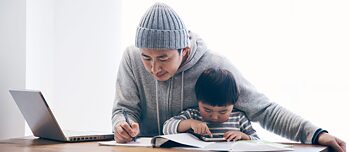 Vater und Sohn am Schreibtisch