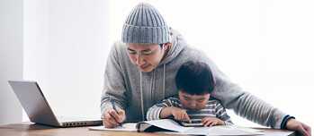 Vater und Sohn am Schreibtisch
