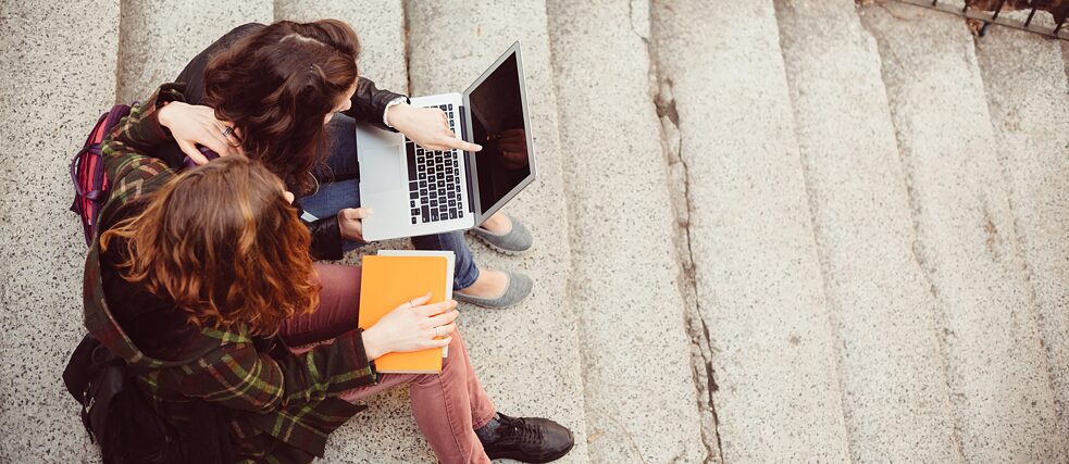 Junge Frauen auf der Treppe