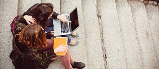 Junge Frauen auf der Treppe