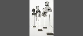 Vier hutähnliche Drahtskulpturen