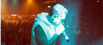 Riz Ahmed in "Mogul Mowgli" von Bassam TariqRiz Ahmed in "Mogul Mowgli" by Bassam Tariq