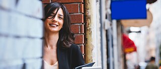 Junge Frau lernt Deutsch