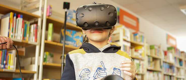 VR Brille in der Bibliothek