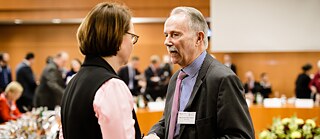 Klaus-Dieter Lehmann auf dem Integrationsgipfel im Gespräch mit Staatsministerin Widmann-Mauz.