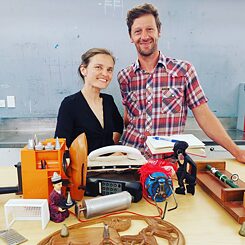 Anna Peschke und William Connor stellen Sammelobjekte vor