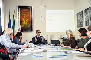 Cesare De Palma (Mitte) von der regionalen Arbeitgeberorganisation Confindustria Puglia