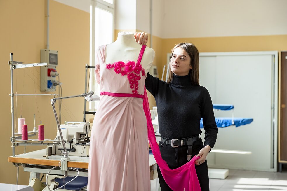 Fabiana Elia, ehemalige Schülerin der De-Pace-Oberschule in Lecce im Projektraum für Kostümkunde
