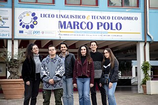 Alessia Lopasso und Maria Mara Zaccero (vorne rechts) im Kreis ehemaliger Mitschüler*innen der Marco-Polo-Oberschule in Bari