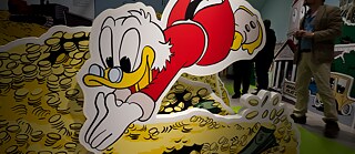 „Esiet sveicināti Entenhauzenē!“: Komiksu un valodas mākslas muzejs Švarcenbahā pie Zāles ir veltīts Ērikai Fuksai, tulkotājai, kas ilgus gadus tulkojusi stāstus par Mikipeli. 