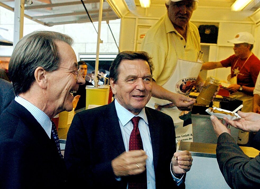 Dem ehemaligen deutschen Kanzler Gerhard Schröder wird nachgesagt, er habe seine Wiederwahl 2002 nur gewonnen, weil er sich zu seinem Leibgericht Currywurst bekannte.