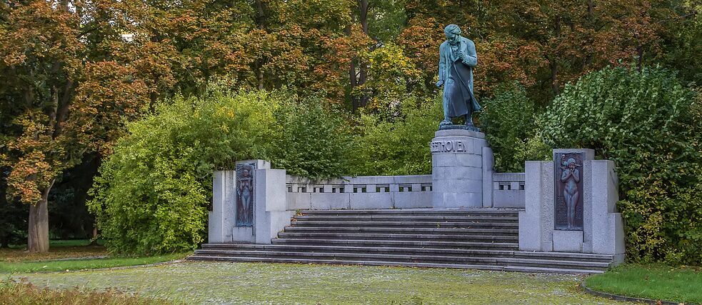 Karlovarský pomník Ludwiga van Beethovena od sochaře Huga Uhera (1929)