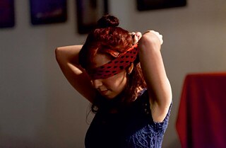 A poeta portuguesa Denise Pereira numa performance multilingue.