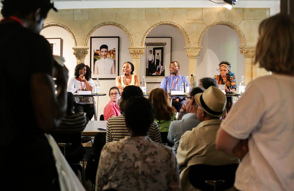 Discussioni vivaci al Simposio Afroberlin presso il LCB con Pepetual Mforbe, Acèle Nadale, Hervé Tcheumeleu e Marianne Ballé Moudoumbou