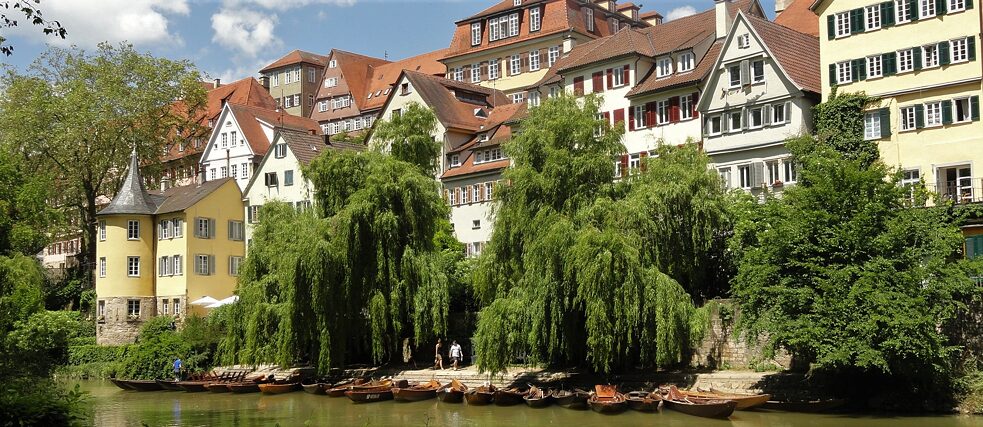 Univerzitní město Tübingen. Hölderlinova věž zcela vlevo.