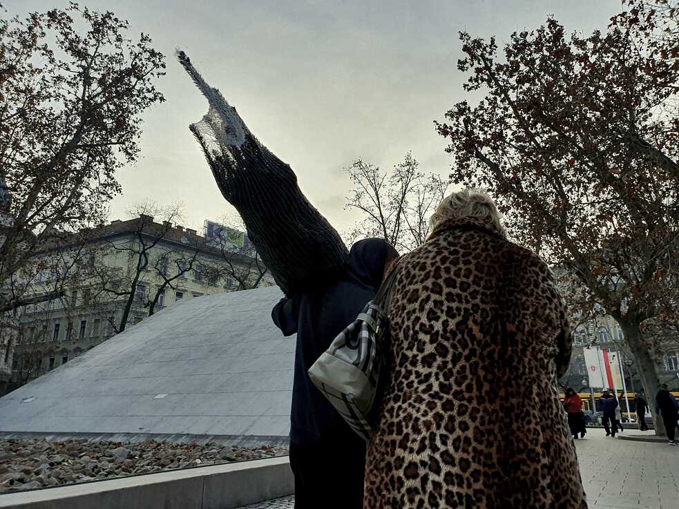 Miklós Déri: R.